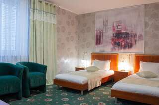 Отель Отель Британия Харьков Двухместный номер с 2 отдельными кроватями-1