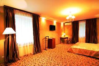 Отель Отель Британия Харьков Двухместный номер Делюкс с 1 кроватью и дополнительной кроватью-1